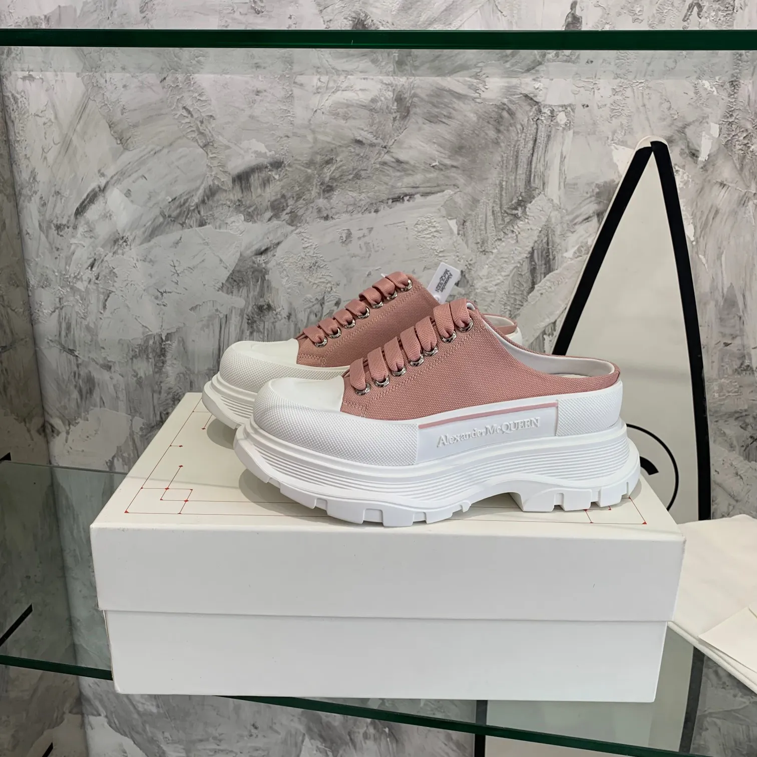 👟👟Ex-factory price 500👟👟 Mc Queen is in stock all year round [Rose] McQueen [Rose] dad shoes [Rose] ss early spring first release‼ ️‼ ️The latest Milan Fashion Week T-stage catwalk model, the unique and personalized design is very classy on the feet, and the round toe design allows the toes to be completely released. I spent a lot of money to buy multiple pairs of the originals and dismantled them and made replicas. Many celebrities such as Guli Nazha, Wu Lei, and Internet celebrity bloggers have endorsed Xiaohongshu’s popular products, and the products are sold out at the counters! Fabric: Imported pure cotton fabric Lining: Imported silk sheepskin Feet: Imported silk sheepskin Size: Women's 35-40. Packaging: original full set of packaging, outsole: increased by 5 cm, original outsole